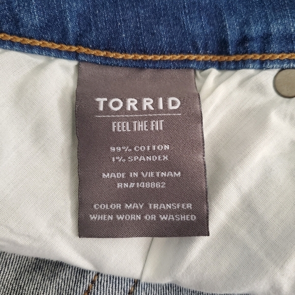 TORRID 'FEEL THE FIT' SHORTS ZIPPER-FLY RAW-HEM MED-WASH BLUE WOMENS (12) - Picture 8 of 9